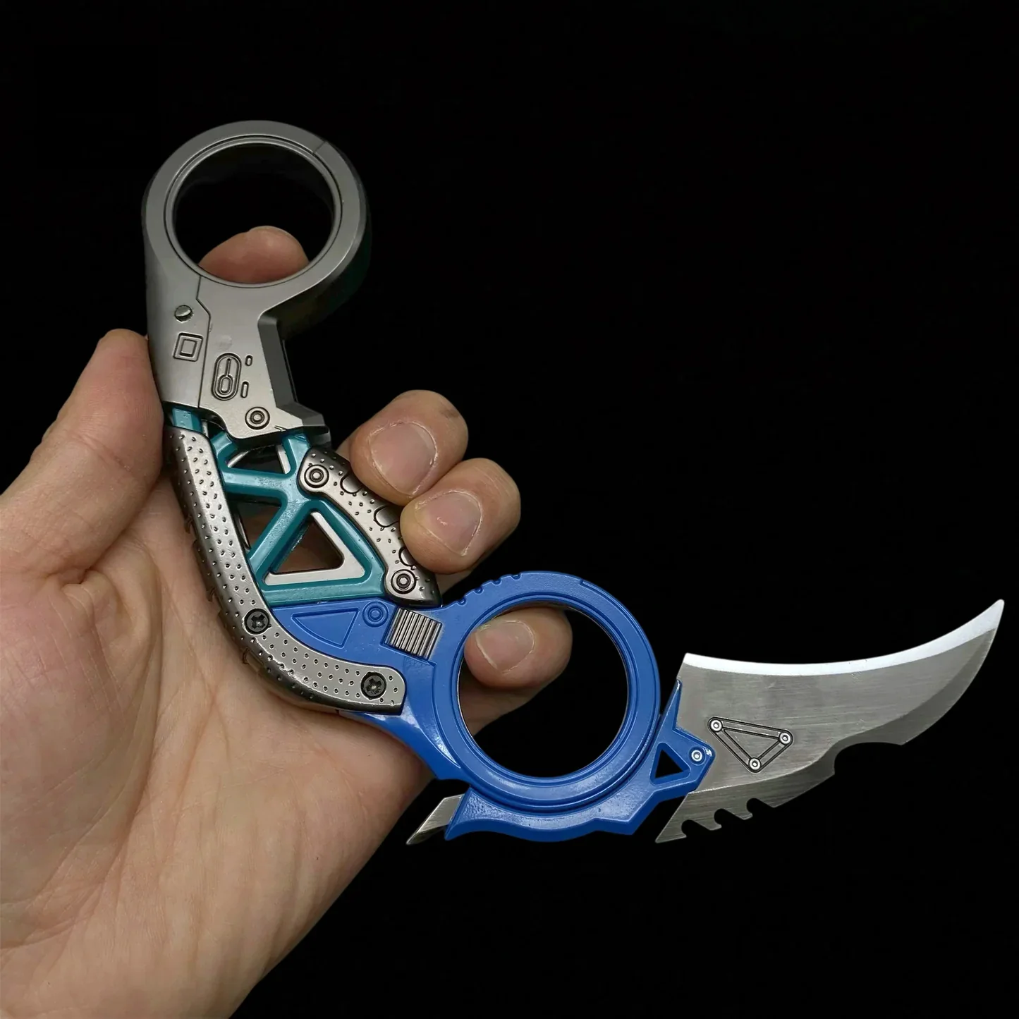 Apex Legends  Raptor's Claw Karambit Heirloom
