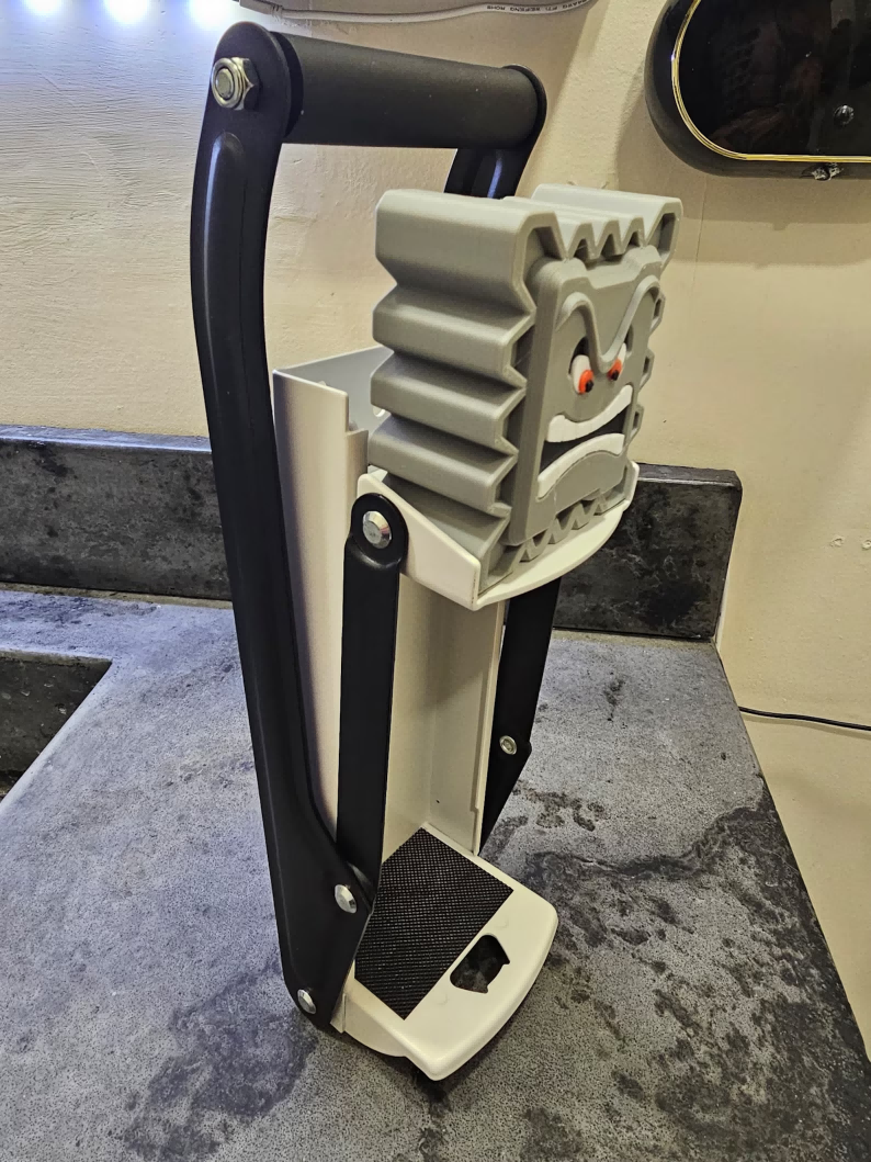Wall-mounted can flattener