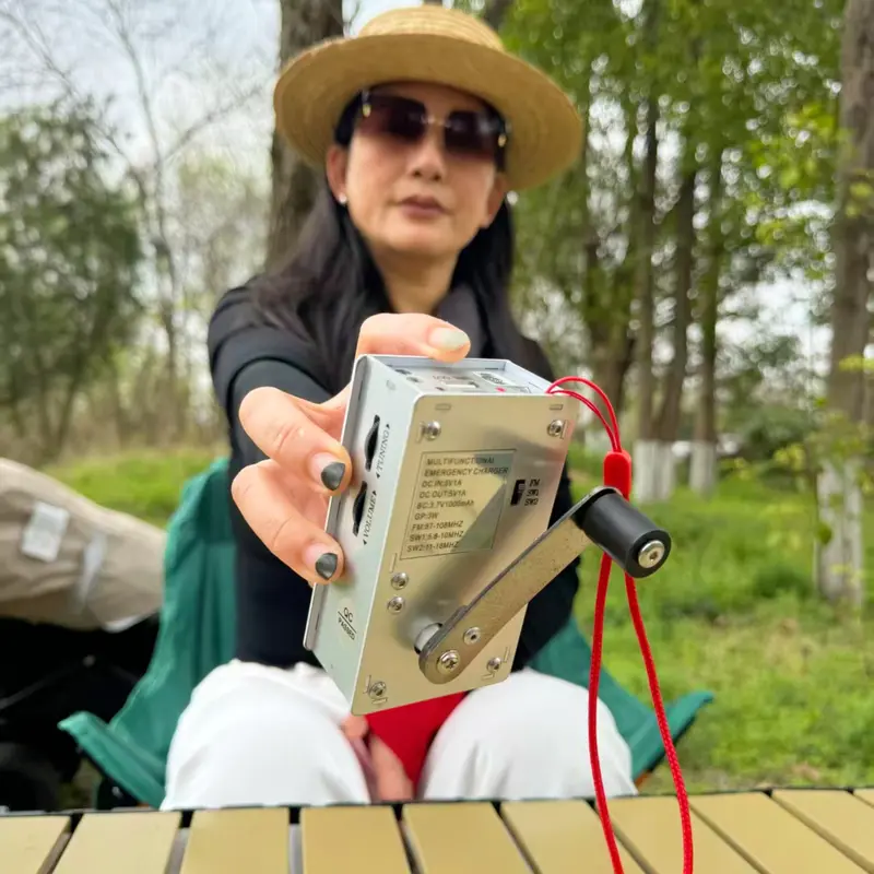 High-power 1000mAh hand-cranked generator, mini portable emergency power supply, safe and practical, suitable for leisure stress relief, outdoor adventure, camping, sudden power outages and other situations.
