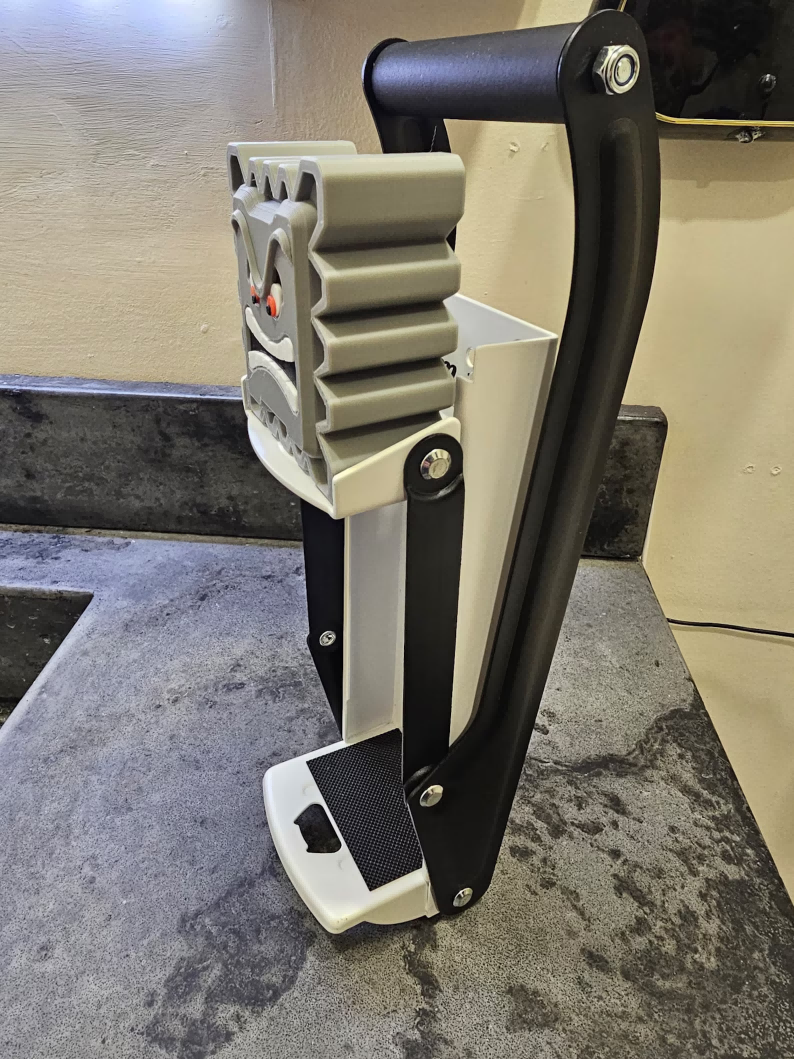 Wall-mounted can flattener