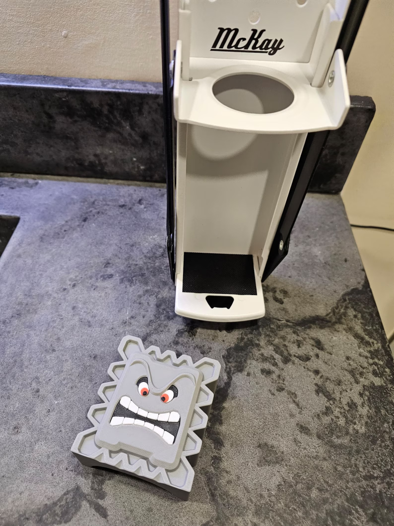 Wall-mounted can flattener