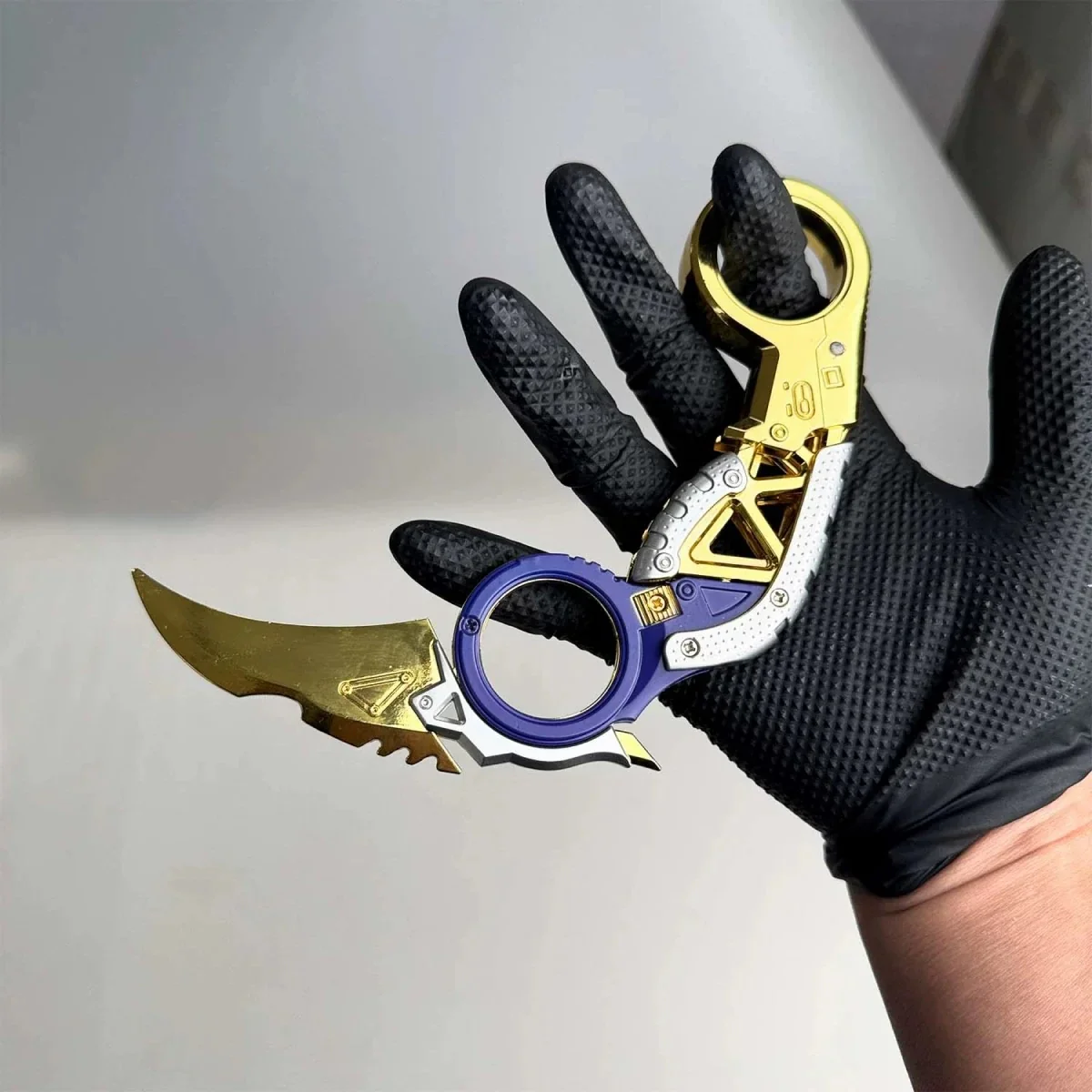 Apex Legends  Raptor's Claw Karambit Heirloom