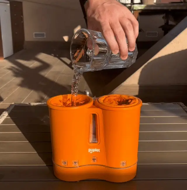 Clean, disinfect & dry your dog’s paws in 30 seconds